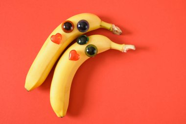 Aşk ve sevgililer gününün sembolü, gay çift, Igbt gururu kavramı kırmızı arka plan.