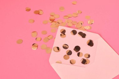 Pembe arka planda altın konfeti pembe kağıt mektup, tebrik konsepti, Sevgililer Günü kartpostalı, Anneler Günü, 8 Mart hediyesi.