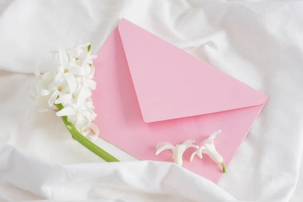 Weiße Hyazinthe Und Rosa Umschlag Auf Weißer Bettwäsche Geburtstagskarte Blume Stockbild