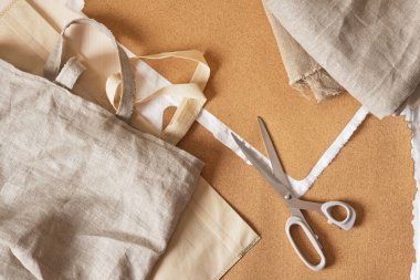 Mantar torbası dikiş süreci, çevre dostu aksesuarlar için doğal malzemeler, pamuk ve mantar deri alışverişi, tozluklar ve terzilik için boş bir dikiş makinesi.