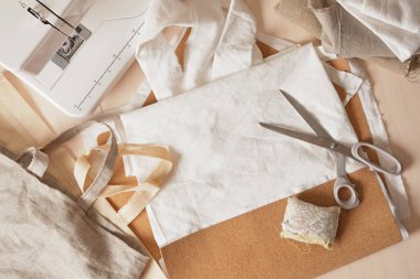 Mantar torbası dikiş süreci, çevre dostu aksesuarlar için doğal malzemeler, pamuk ve mantar deri alışverişi, tozluklar ve terzilik için boş bir dikiş makinesi.