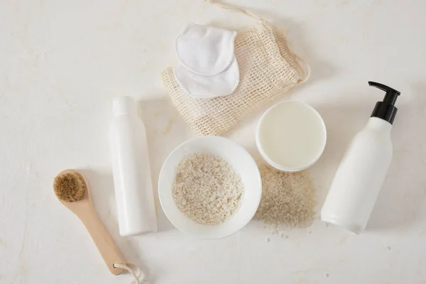 Attrappen Weißer Kosmetikflaschen Reis Und Wasserschalen Fermentierte Haut Und Haarpflegeprodukte lizenzfreie Stockbilder