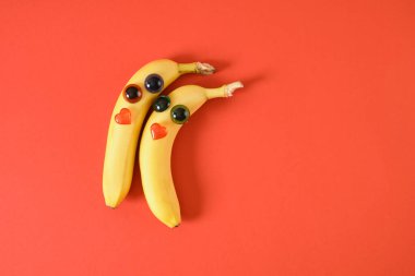 Aşk ve sevgililer gününün sembolü, gay çift, Igbt gururu kavramı kırmızı arka plan.