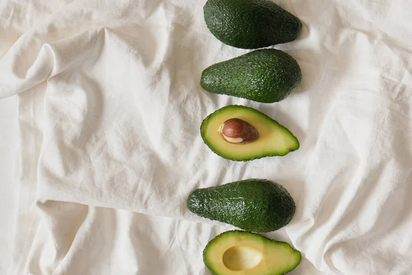 Vers Geheel Gesneden Avocado Fruit Met Graan Witte Stof Achtergrond — Stockfoto