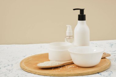 Pirinç, pirinç suyu, cilt ve saç bakımı için doğal kozmetik ürünleri, şeker kutusu, pirinç suyu ve pirinç içeren maket şişesi, fermente edilmiş güzellik konsepti