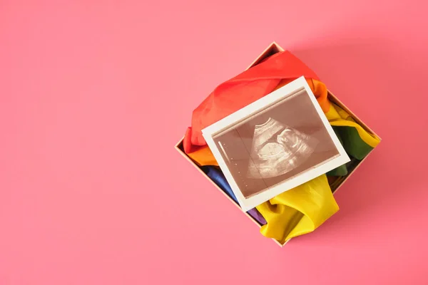 Aufnahme Von Schwangerschafts Ultraschall Und Regenbogenfahne Box Auf Rosa Hintergrund — Stockfoto