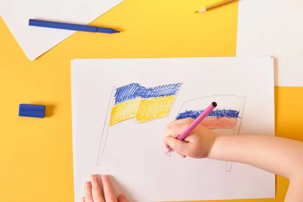 Küçük Bir Çocuk Çarşafa Kalp Çiziyor Rusya Ukrayna Bayrakları Ülkeler Telifsiz Stok Imajlar
