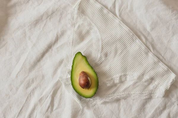 Slip Intimo Donna Mezzo Avocado Con Seme Concetto Salute Sessualità — Foto Stock