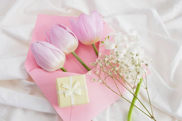 Egy Csokor Tavaszi Virág Finom Árnyalatú Egy Kis Sárga Ajándékdoboz Stock Kép