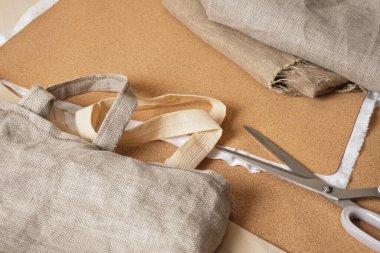 Mantar torbası dikiş süreci, çevre dostu aksesuarlar için doğal malzemeler, pamuk ve mantar deri alışverişi, tozluklar ve terzilik için boş bir dikiş makinesi.