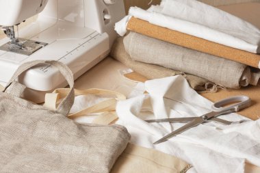 Mantar torbası dikiş süreci, çevre dostu aksesuarlar için doğal malzemeler, pamuk ve mantar deri alışverişi, tozluklar ve terzilik için boş bir dikiş makinesi.