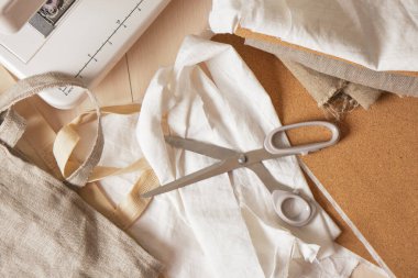 Mantar torbası dikiş süreci, çevre dostu aksesuarlar için doğal malzemeler, pamuk ve mantar deri alışverişi, tozluklar ve terzilik için boş bir dikiş makinesi.