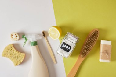 Çevre dostu yaşam tarzı kavramı, bej ve yeşil arka planda toksik olmayan temizlik ürünleri, sabun, sprey şişe, soda limonu ve diğer çevre dostu envanter ürünleri