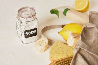 Etiketli soda, limon ve diğer çevre dostu temizlik malzemelerinin yakın plan çekimi, atık yok, plastik, toksik olmayan ev temizleme ürünlerine hayır deyin.