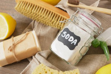 Masada eko temizlik seti, gazoz kavanozu, limon ve doğal toksik olmayan temizleyiciler, sabun, luffa ve ahşap fırça, sıfır atık yaşam tarzı.