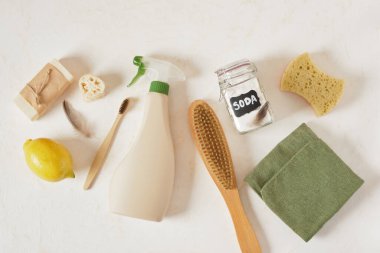 Kavanozda soda, sprey şişesi, limon ve diğer temizlik ürünleri, toksik olmayan temizleyiciler seti, çevre dostu yaşam tarzı konsepti.