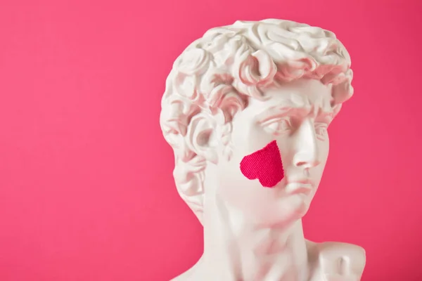Uma Cópia Cabeça Uma Estátua Antiga David Com Coração Rosa — Fotografia de Stock