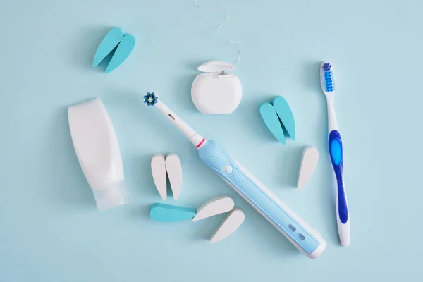 Toothpaste Dental Floss Electric Plastic Toothbrushes Blue Background Which Brushes — Stock Photo, Image