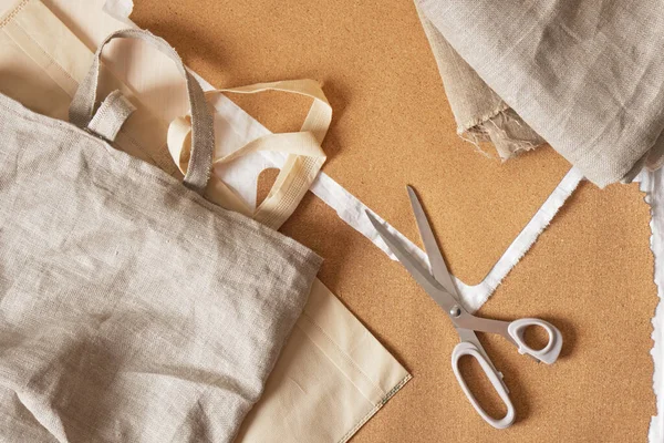 Mantar torbası dikiş süreci, çevre dostu aksesuarlar için doğal malzemeler, pamuk ve mantar deri alışverişi, tozluklar ve terzilik için boş bir dikiş makinesi.