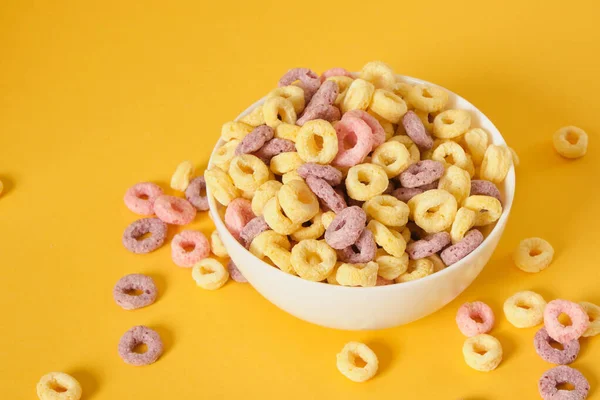 黄色の背景の上のビューにボウルに配置された色の朝食シリアル 子供の健康的な朝食のコピースペース — ストック写真