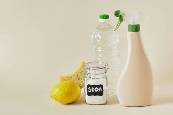 Sodadose Sprühflasche Essig Zitrone Und Schwamm Auf Beigem Hintergrund Kopierraum lizenzfreie Stockbilder