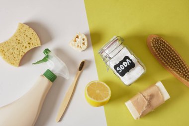 Çevre dostu yaşam tarzı kavramı, bej ve yeşil arka planda toksik olmayan temizlik ürünleri, sabun, sprey şişe, soda limonu ve diğer çevre dostu envanter ürünleri