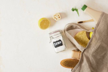 Etiketli soda, limon ve diğer çevre dostu temizlik malzemelerini poşet içinde yakın plan çekin, atık yok, plastik, toksik olmayan ev temizleme ürünlerine hayır deyin.
