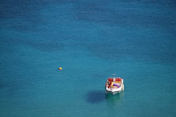 A boat in Lindos Bay — Stock Photo, Image