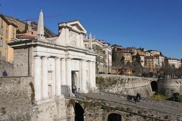 Estrada para o portão da cidade Porta San Giacomo — Fotografia de Stock