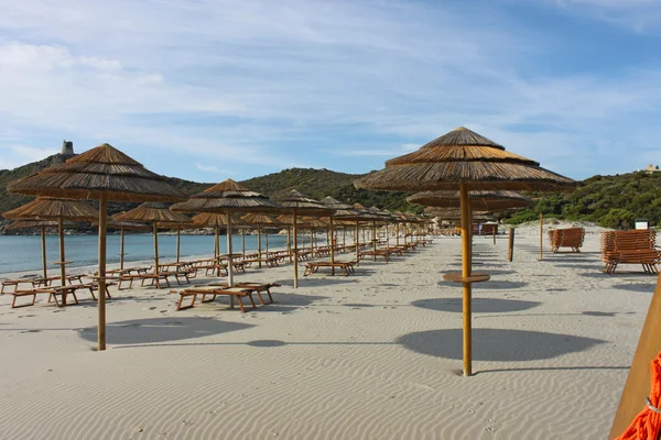Зонтики и лежаки на пляже — стоковое фото