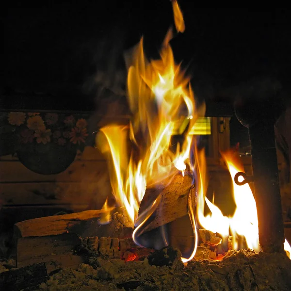 Eld med glöd i eldstaden Stockfoto