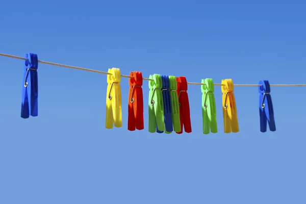 Clothespin em fundo céu azul — Fotografia de Stock