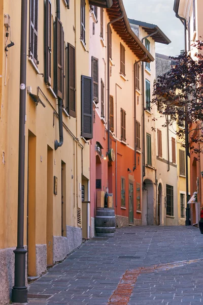 Casas coloridas en Desenzano, lago de Garda — Foto de Stock