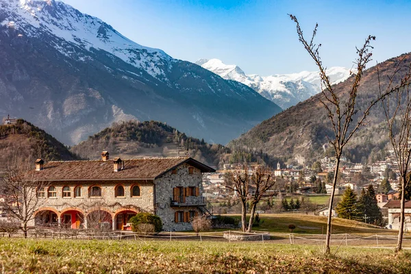 Une Vue Sur Les Environs Clusone Arrière Plan Les Préalpes — Photo