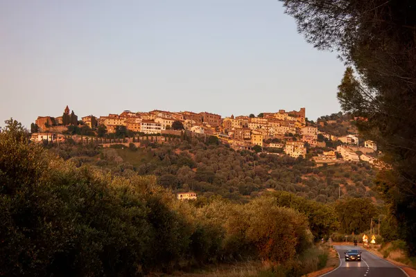 Gün Batımında Scarlino Kasabasının Manzarası Scarlino Toskana Nın Grosseto Eyaletinde — Stok fotoğraf
