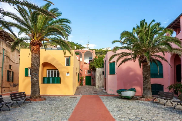 Uma Vista Das Casas Coloridas Praia Aldeia Varigotti Província Savona — Fotografia de Stock