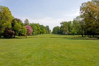 Monza Villa Reale 'deki Kraliyet Bahçeleri. Piermarini tarafından 1778 'de tasarlanmış bir İngiliz bahçesi. Ağaçları, çayırları, mağaraları, gölleri ve küçük şelaleleri olan bahçelerden bahsediyoruz..