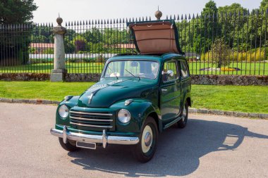 15 Mayıs 2022 'de Monza' daki Villa Reale meydanında klasik araba yarışı. Önplanda Fiat 500, 1936-1955 yılları arasında Fiat tarafından üretilen İtalyan otomobili 