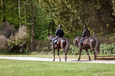Monza, Monza ve Brianza ili, İtalya - 5 Mayıs 2022. Carabinieri at sırtında Kraliyet Sarayı 'nın parkında güvenlik kontrolü yapıyor.).