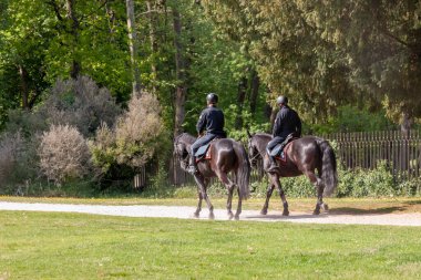 Monza, Monza ve Brianza ili, İtalya - 5 Mayıs 2022. Carabinieri at sırtında Kraliyet Sarayı 'nın parkında güvenlik kontrolü yapıyor.).