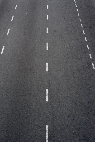 Camino de asfalto con líneas blancas Fotos de stock libres de derechos