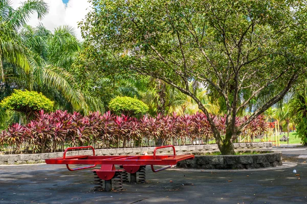 Red Swing in Titiwangsa Park — Stock Photo, Image