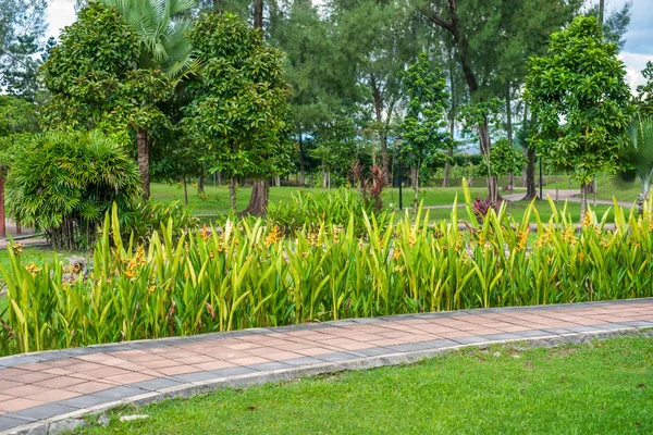 Sidewalk in Titiwangsa Park — Stock Photo, Image