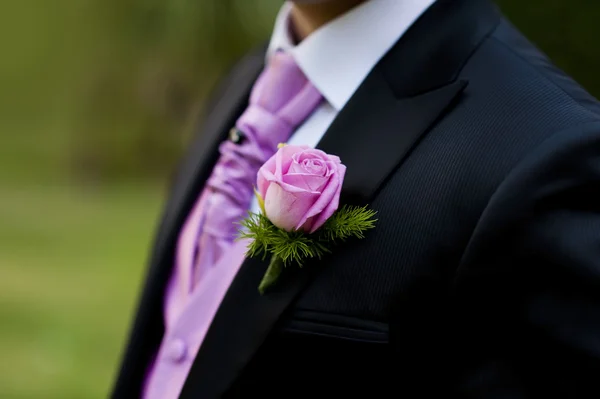 Roze roos in een bruidegom suite — Stockfoto