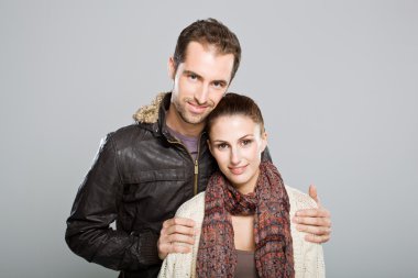 kameraya gülümseyen genç şirin çift