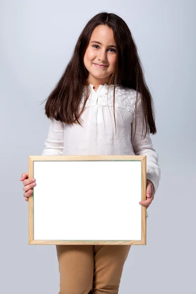 Όμορφο κοριτσάκι με έναν κενό πίνακα κιμωλίας — Φωτογραφία Αρχείου