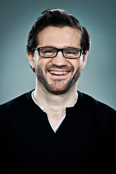 Joven hombre ingenio gafas sonriendo — Foto de Stock