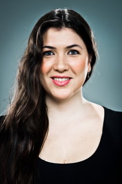 Gülümseyen genç kadın