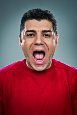 genç adam bağırıyor