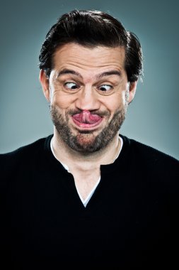 genç adam sinirli bir ifade ile